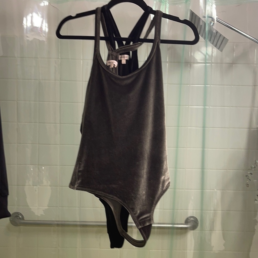 Madewell velvet bodysuit (black&olive green)